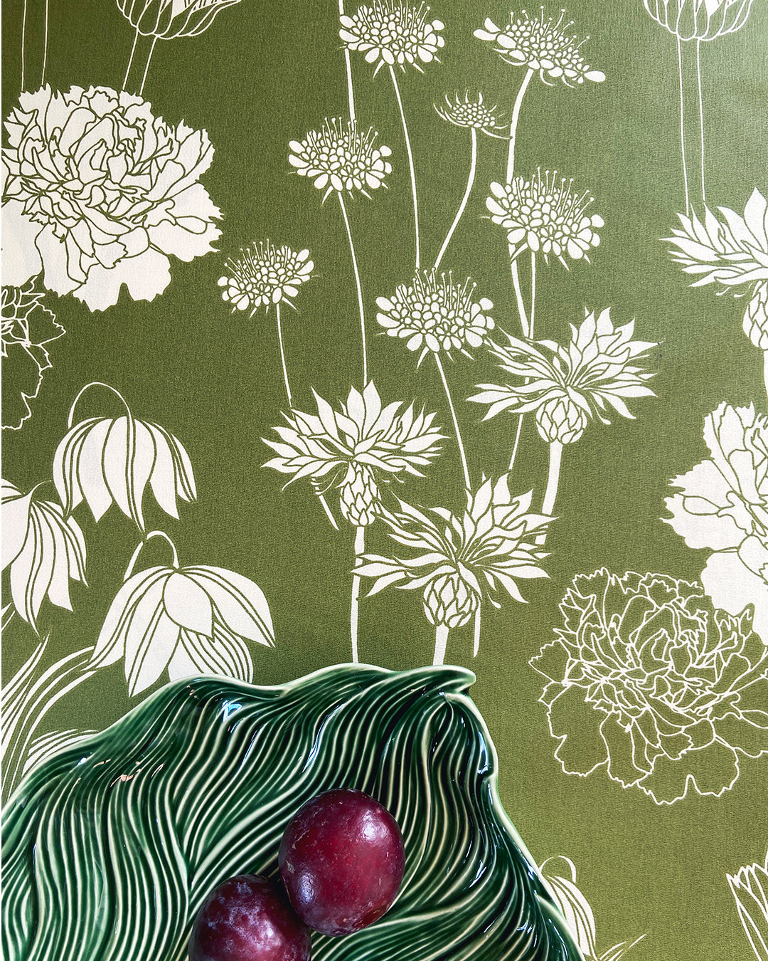Voksdug i olivengrøn farve med lyse blomster fra Notes by Susanne Schjerning - Morgengry Oliven