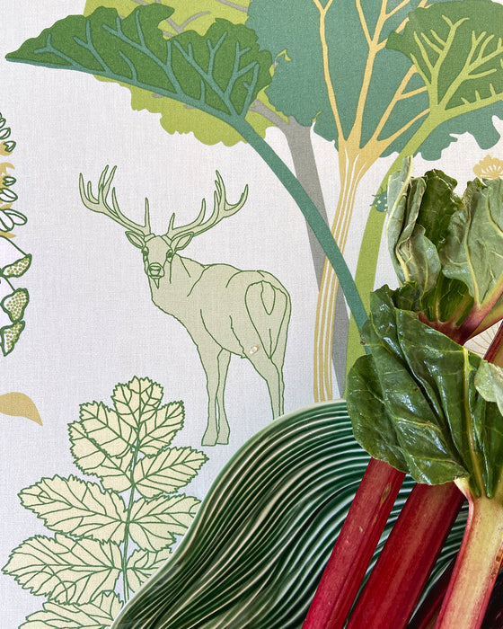 Voksdug i sart grøn farve med vilde blomster og hjorte fra Notes by Susanne Schjerning - Rabarberskoven