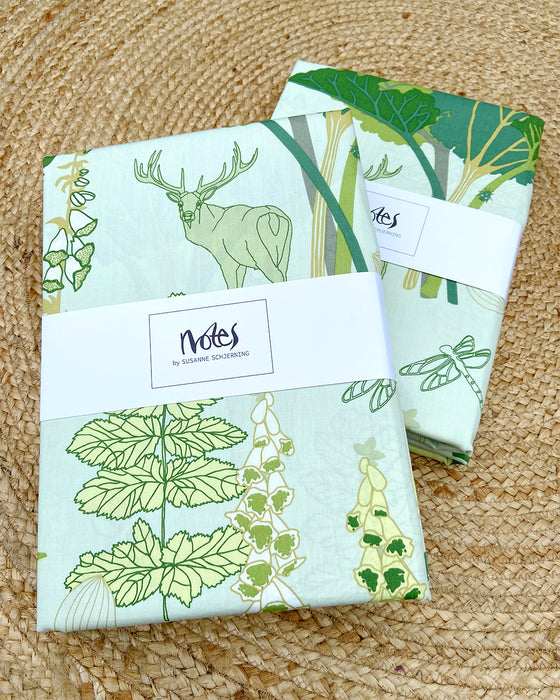 Sengetøj - i grønne farver med rabarber og hjorte - et eventyrligt design fra Notes by Susanne Schjerning - design Rabarberskoven