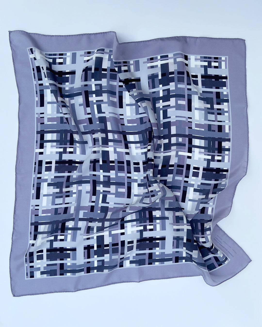 Silketørklæde - Grå farve - luksuriøst - HAZEL Cph - Interlacing - 65 x 65 cm Blue Granite No. 5