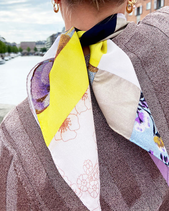 silketørklæde kvadratisk i lilla og gule farver Susanne Schjerning for HAZEL
