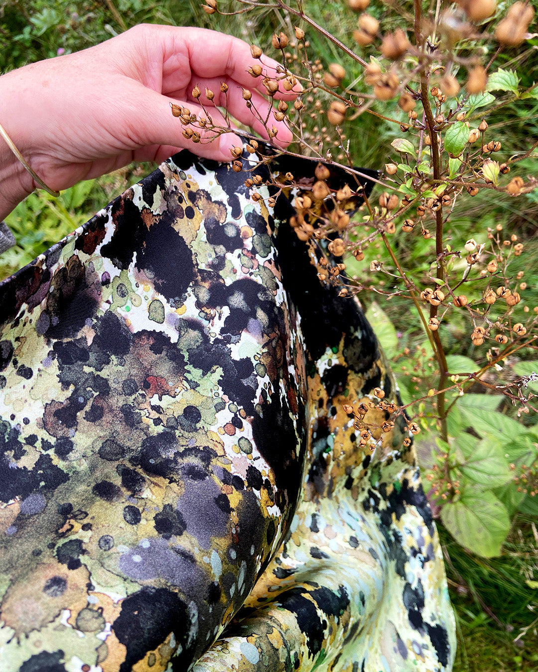 Silketørklæde - Grønt og gyldent - aflangt 150 x 65 cm - Golden Stains No. 8