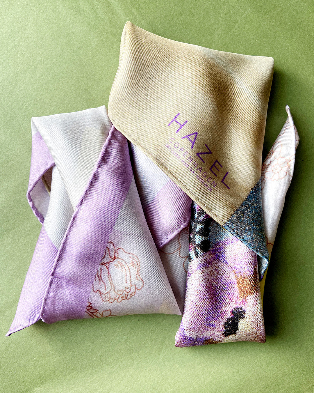 Silketørklæde - kvadratisk - 100% ægte SILKE TWILL - 65 x 65 cm - Kardinal des Parfums No. 14