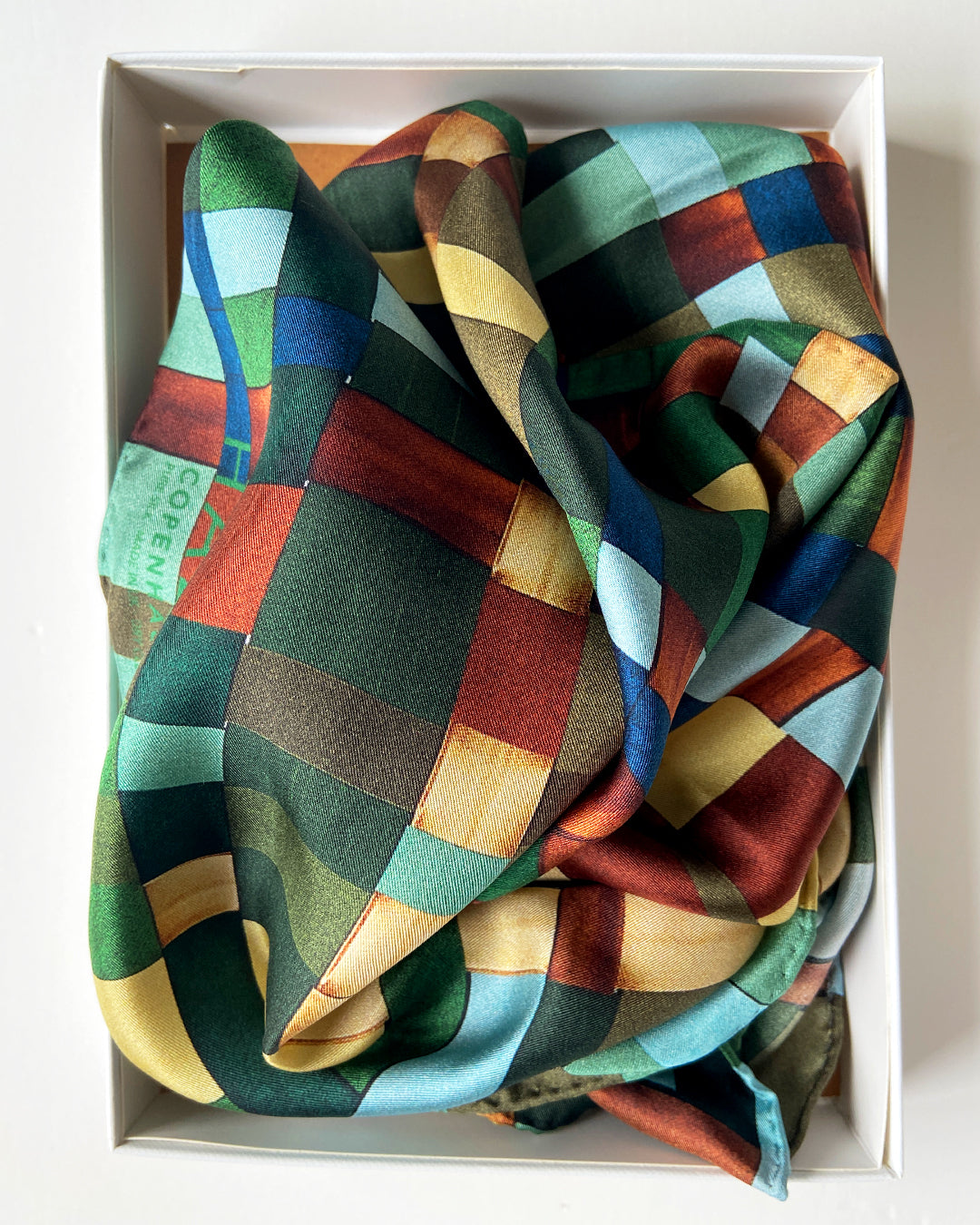 Silketørklæde grønt kvadratisk - 100% ægte SILKE TWILL - HAZEL Cph - 65 x 65 cm - The Passage of Time No. 17 - 1 stk. tilbage