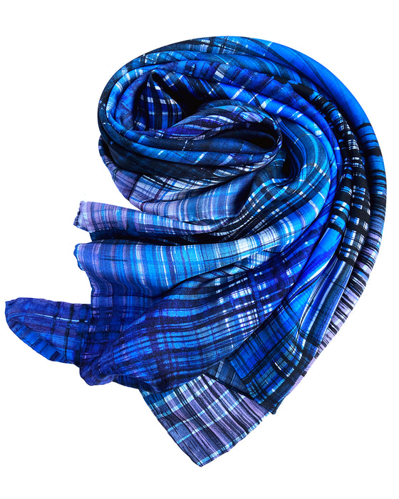 Aflangt silketørklæde blåt ternet design, smukt ternet silketørklæde, Silketørklæde med blå tern, Silketørklæde med blå håndmalede tern, silketørklæde med multifarvet blå tern.   Silketørklæde aflangt 160 x 65 cm, Silketørklæde i 100 % ren silke, silketørklæde i ægte silke twill, silketørklæde med design af Susanne Schjerning, silketørklæde med rullede kanter. Giv et silketørklæde i gave. Bæredygtigt silketørklæde i dansk design. Silketørklæde i skudt design, silketørklædet er nemt at binde. 