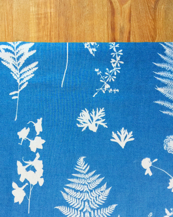Voksdug med blå farve og motiv med blomster fra Notes by Susanne Schjerning - Dug Imprint Blue