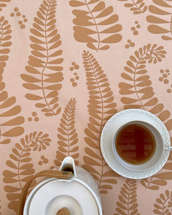 Voksdug - Bregner med mandelfarve fra Notes by Susanne Schjerning - FERN Sweet Almond