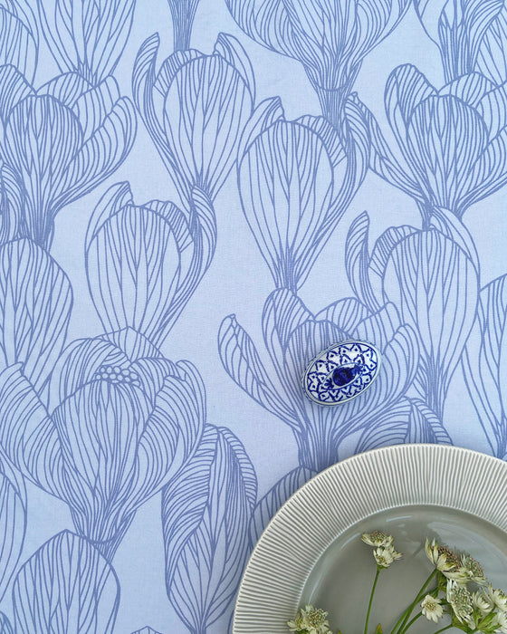 Voksdug med blå forårsblomster fra Notes by Susanne Schjerning  - Voksdug Flora Helion Blue