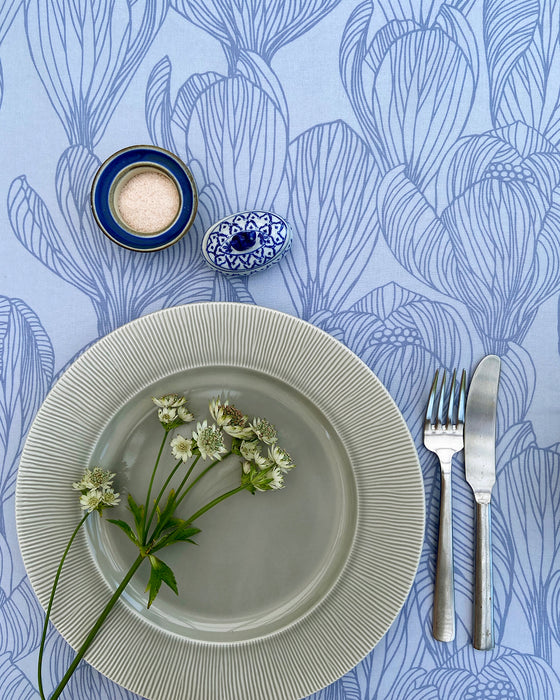 Voksdug med blå forårsblomster fra Notes by Susanne Schjerning  - Voksdug Flora Helion Blue
