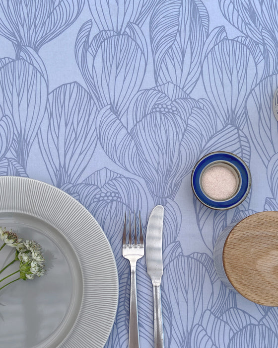Voksdug med blå forårsblomster fra Notes by Susanne Schjerning  - Voksdug Flora Helion Blue