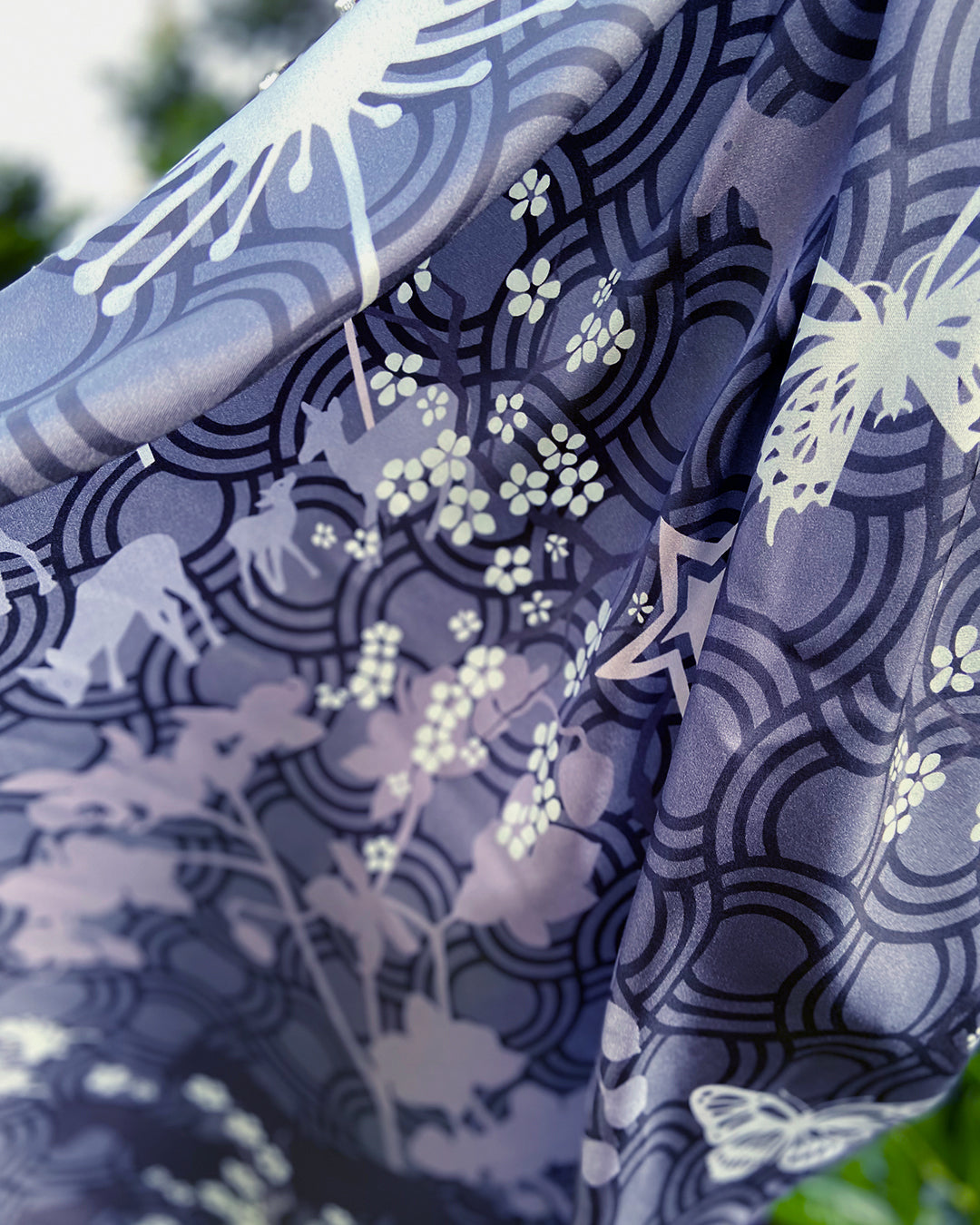 Silketørklæde firkantet, silketørklæde kvadratisk, silketørklæde 90 x90 cm, silketørklæde sort, silketørklæde med kirsebærgrene, silketørklæde i flotte grå og sorte farver, silketørklæde med heste og sommerfugle, silketørklæde med blomster og sommerfugle, silketørklæde i flot design, Silketørklæde i 100 % ren silke, silketørklæde i ægte silke twill, silketørklæde med design af Susanne Schjerning, silketørklæde med rullede kanter. Giv et silketørklæde i gave. Bæredygtigt silketørklæde i dansk design.