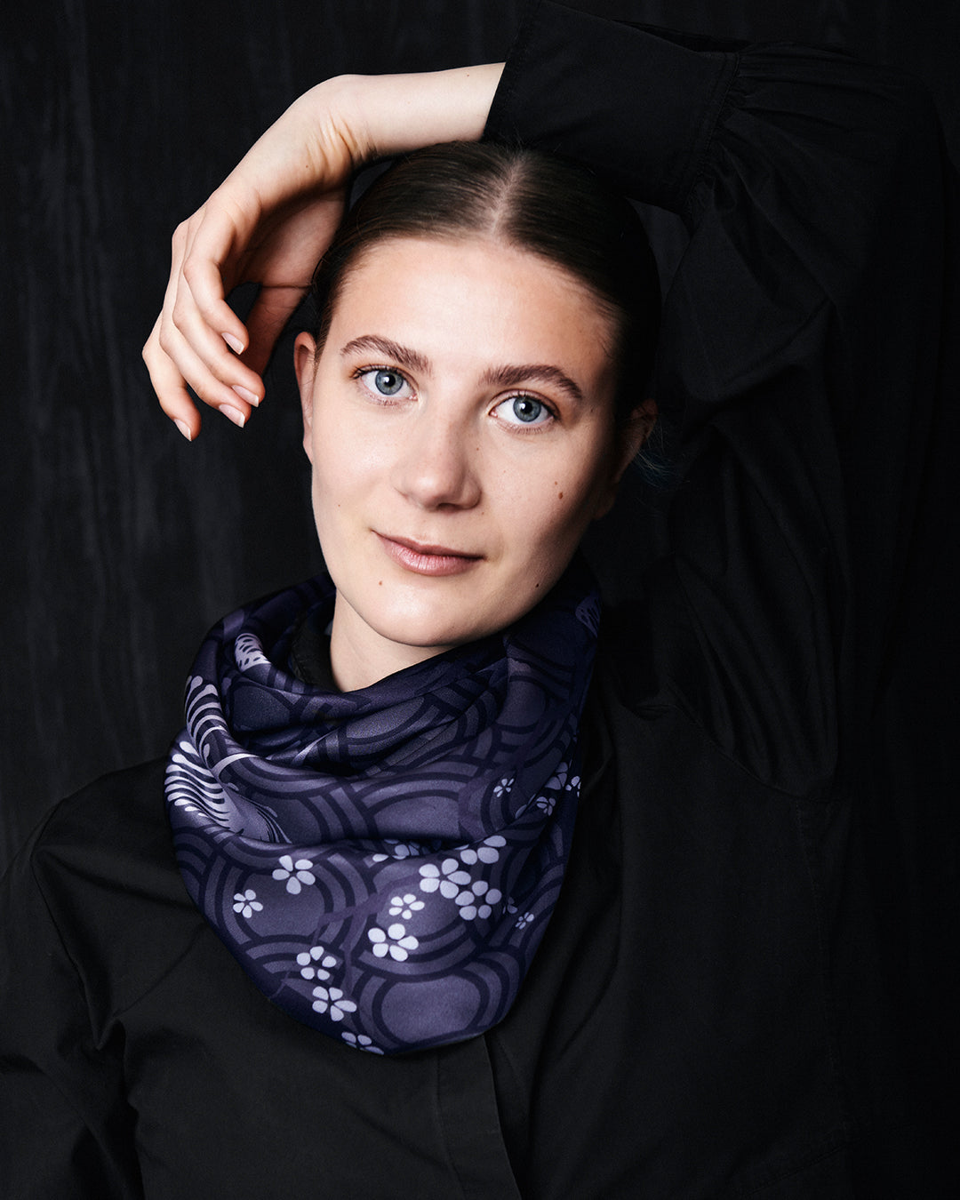 Silketørklæde firkantet, silketørklæde kvadratisk, silketørklæde 90 x90 cm, silketørklæde sort, silketørklæde med kirsebærgrene, silketørklæde i flotte grå og sorte farver, silketørklæde med heste og sommerfugle, silketørklæde med blomster og sommerfugle, silketørklæde i flot design, Silketørklæde i 100 % ren silke, silketørklæde i ægte silke twill, silketørklæde med design af Susanne Schjerning, silketørklæde med rullede kanter. Giv et silketørklæde i gave. Bæredygtigt silketørklæde i dansk design.