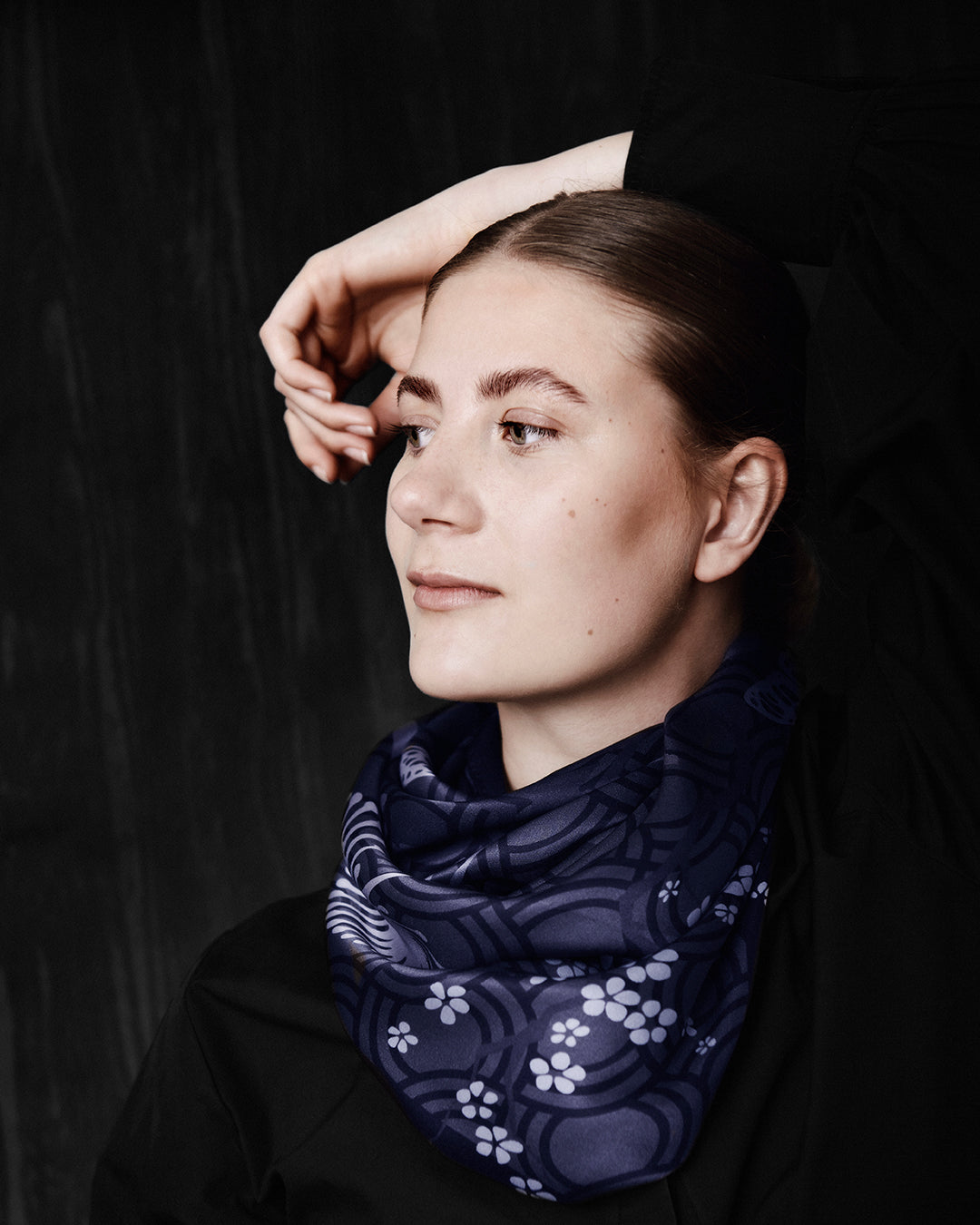 Silketørklæde firkantet, silketørklæde kvadratisk, silketørklæde 90 x90 cm, silketørklæde sort, silketørklæde med kirsebærgrene, silketørklæde i flotte grå og sorte farver, silketørklæde med heste og sommerfugle, silketørklæde med blomster og sommerfugle, silketørklæde i flot design, Silketørklæde i 100 % ren silke, silketørklæde i ægte silke twill, silketørklæde med design af Susanne Schjerning, silketørklæde med rullede kanter. Giv et silketørklæde i gave. Bæredygtigt silketørklæde i dansk design.