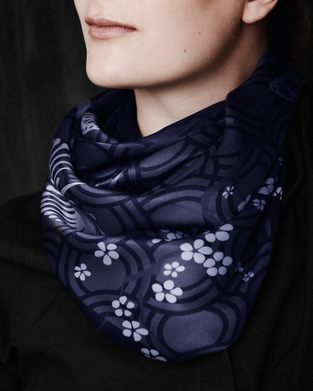 Silketørklæde firkantet, silketørklæde kvadratisk, silketørklæde 90 x90 cm, silketørklæde sort, silketørklæde med kirsebærgrene, silketørklæde i flotte grå og sorte farver, silketørklæde med heste og sommerfugle, silketørklæde med blomster og sommerfugle, silketørklæde i flot design, Silketørklæde i 100 % ren silke, silketørklæde i ægte silke twill, silketørklæde med design af Susanne Schjerning, silketørklæde med rullede kanter. Giv et silketørklæde i gave. Bæredygtigt silketørklæde i dansk design.