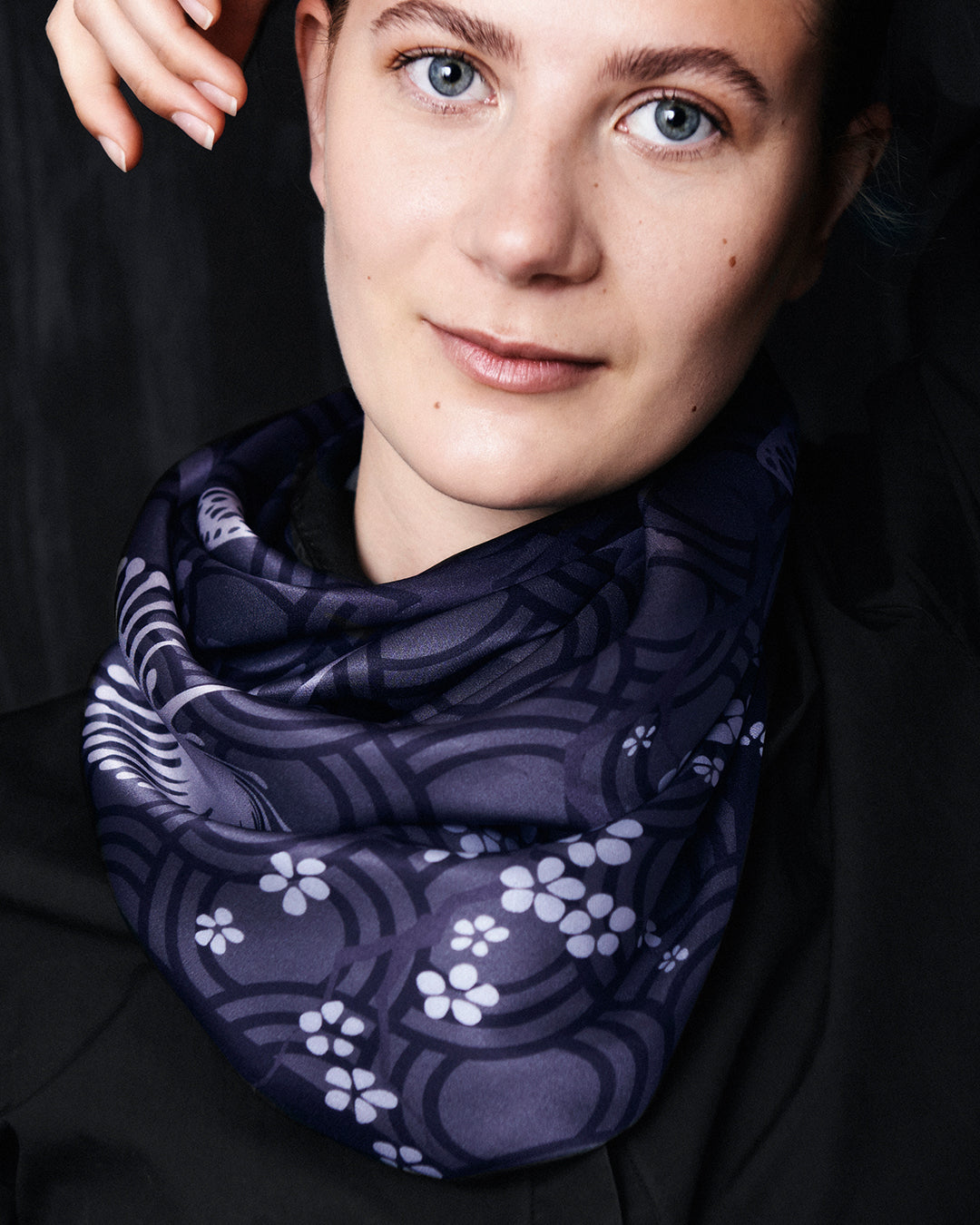 Silketørklæde firkantet, silketørklæde kvadratisk, silketørklæde 90 x90 cm, silketørklæde sort, silketørklæde med kirsebærgrene, silketørklæde i flotte grå og sorte farver, silketørklæde med heste og sommerfugle, silketørklæde med blomster og sommerfugle, silketørklæde i flot design, Silketørklæde i 100 % ren silke, silketørklæde i ægte silke twill, silketørklæde med design af Susanne Schjerning, silketørklæde med rullede kanter. Giv et silketørklæde i gave. Bæredygtigt silketørklæde i dansk design.