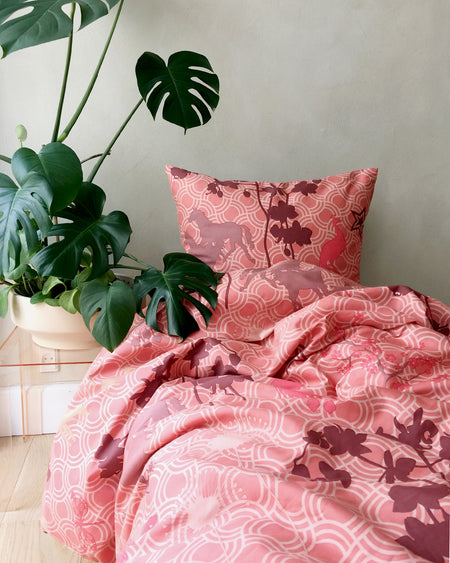 Sengetøj i flotbrændt koralfarve. Sengetøj Happy Horses er danske design af Susanne Schjerning. Sengetøj  i eventyrligt design med heste, sommerfulge og blomster i varme rødlige farver. Sengetøj med smukke varme farver.