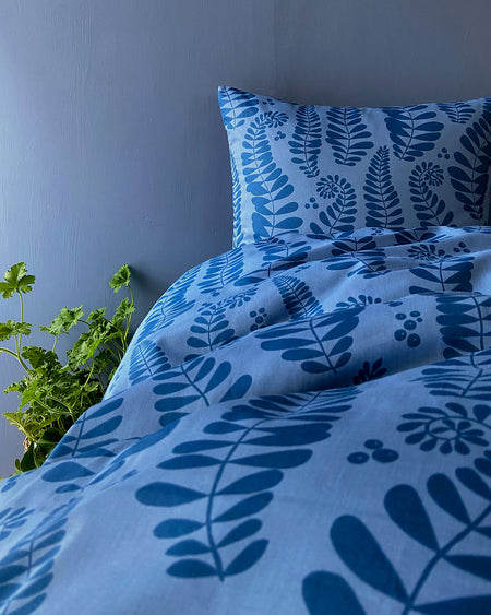 Sengtøj i blå farve, sengetøj med motiv af blå bregner, sengetøj på tilbud, sengetøj nedsat, køb sengetøj med rabat, lækkert sengetøj med design af Susanne Schjerning for Notes, sengetøj i dansk design, Sengetøj med Oeko-tex standart 100, lækkert blødt sengetøj. 