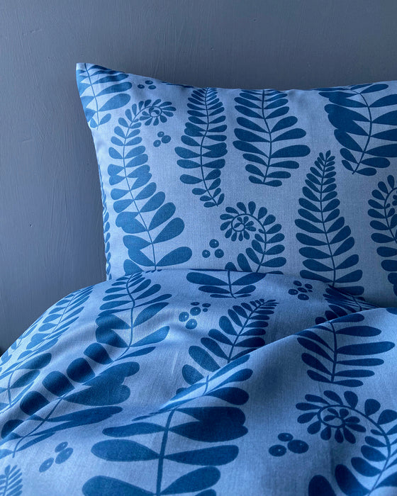 Sengetøj - Stort bregnemønster i rolige blå farver i blødt bomuldssatin fra Notes by Susanne Schjerning  - FERN BLUE