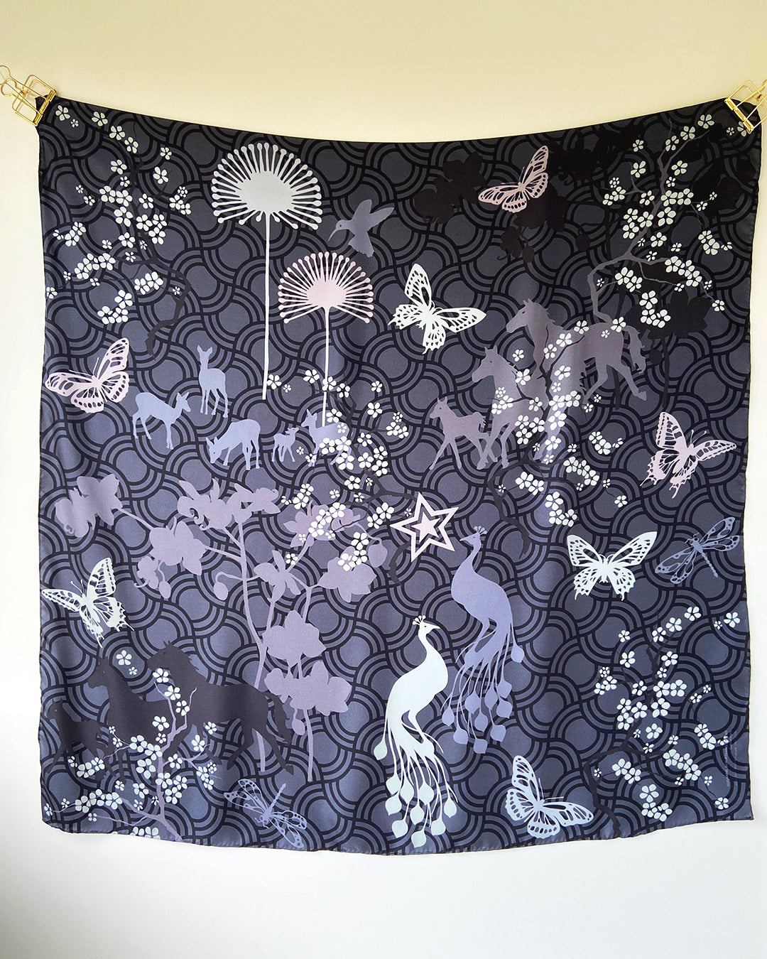 Silketørklæde firkantet, silketørklæde kvadratisk, silketørklæde 90 x90 cm, silketørklæde sort, silketørklæde med kirsebærgrene, silketørklæde i flotte grå og sorte farver, silketørklæde med heste og sommerfugle, silketørklæde med blomster og sommerfugle, silketørklæde i flot design, Silketørklæde i 100 % ren silke, silketørklæde i ægte silke twill, silketørklæde med design af Susanne Schjerning, silketørklæde med rullede kanter. Giv et silketørklæde i gave. Bæredygtigt silketørklæde i dansk design.