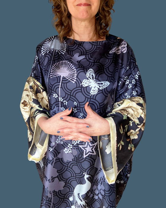 Silketunika, silkekjole i sort og grå silke, silketunika i one size der passer alle størrelser. Silketunika i smukt design med sommerfugle og kirsebærblomster, silketunika med heste og hjorte i smukke grå farver. Silkebluse i 100% ægte silke, med særligt smukt design af Susanne Schjerning. Silkeblusen one - off, Silkeblusen er syet i Danmark og resursebesparende produceret med digitalprint. Silketunika syet af Vintagesilketørklæde med design af Paul Smith..