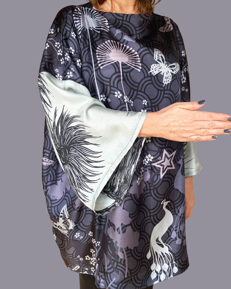 Silketunika, silkekjole i sort og grå silke, silketunika i one size der passer alle størrelser. Silketunika i smukt design med sommerfugle og kirsebærblomster, silketunika med heste og hjorte i smukke grå farver. Silkebluse i 100% ægte silke, med særligt smukt design af Susanne Schjerning. Silkeblusen one - off, Silkeblusen er syet i Danmark og resursebesparende produceret med digitalprint. Silketunika syet af Vintagesilketørklæder.