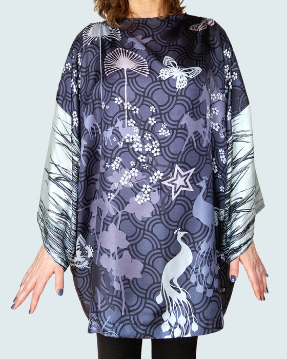 Silketunika, silkekjole i sort og grå silke, silketunika i one size der passer alle størrelser. Silketunika i smukt design med sommerfugle og kirsebærblomster, silketunika med heste og hjorte i smukke grå farver. Silkebluse i 100% ægte silke, med særligt smukt design af Susanne Schjerning. Silkeblusen one - off, Silkeblusen er syet i Danmark og resursebesparende produceret med digitalprint. Silketunika syet af Vintagesilketørklæder.
