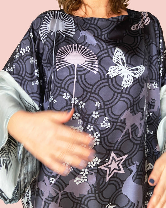 Silketunika, silkekjole i sort og grå silke, silketunika i one size der passer alle størrelser. Silketunika i smukt design med sommerfugle og kirsebærblomster, silketunika med heste og hjorte i smukke grå farver. Silkebluse i 100% ægte silke, med særligt smukt design af Susanne Schjerning. Silkeblusen one - off, Silkeblusen er syet i Danmark og resursebesparende produceret med digitalprint. Silketunika syet af Vintagesilketørklæder.