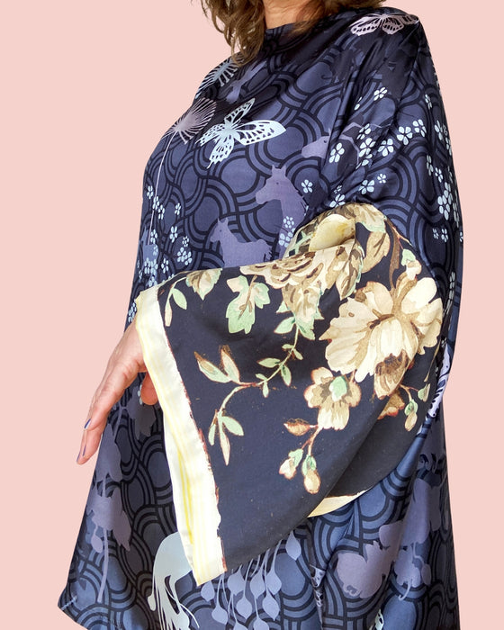 Silketunika, silkekjole i sort og grå silke, silketunika i one size der passer alle størrelser. Silketunika i smukt design med sommerfugle og kirsebærblomster, silketunika med heste og hjorte i smukke grå farver. Silkebluse i 100% ægte silke, med særligt smukt design af Susanne Schjerning. Silkeblusen one - off, Silkeblusen er syet i Danmark og resursebesparende produceret med digitalprint. Silketunika syet af Vintagesilketørklæde med design af Paul Smith..