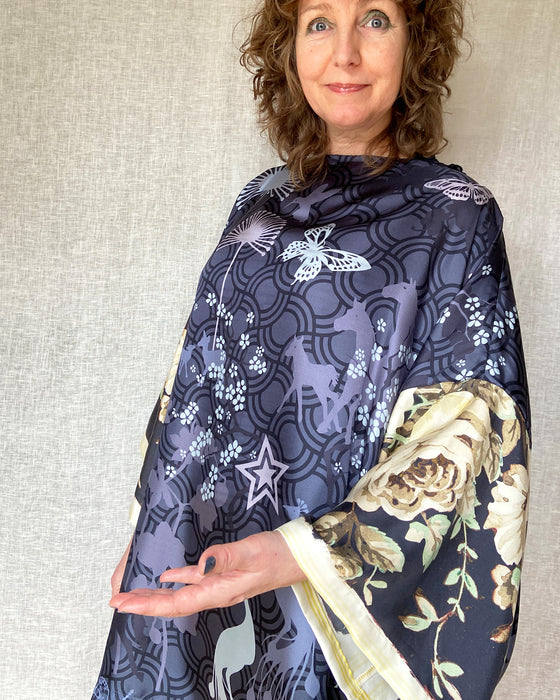 Silketunika, silkekjole i sort og grå silke, silketunika i one size der passer alle størrelser. Silketunika i smukt design med sommerfugle og kirsebærblomster, silketunika med heste og hjorte i smukke grå farver. Silkebluse i 100% ægte silke, med særligt smukt design af Susanne Schjerning. Silkeblusen one - off, Silkeblusen er syet i Danmark og resursebesparende produceret med digitalprint. Silketunika syet af Vintagesilketørklæde med design af Paul Smith..