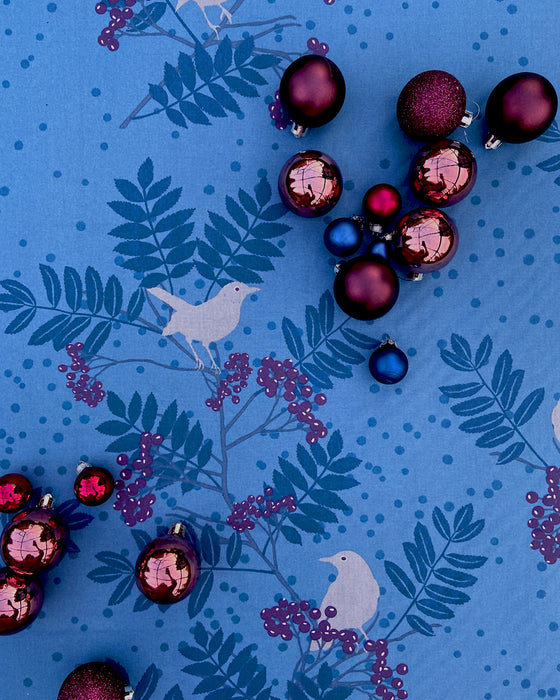 Voksdug i blå farve med rønnebær og solsorte fra Notes by Susanne Schjerning - Blackbird