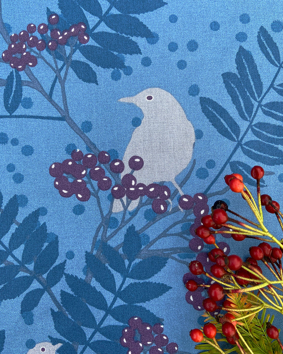 Voksdug i blå farve med rønnebær og solsorte fra Notes by Susanne Schjerning - Blackbird