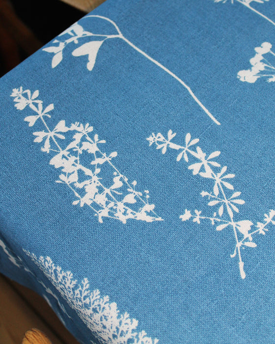 Voksdug med blå farve og motiv med blomster fra Notes by Susanne Schjerning - Dug Imprint Blue