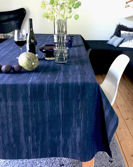 Voksdug mørk sort - blå  med træstruktur fra Notes by Susanne Schjerning - Dug Woods